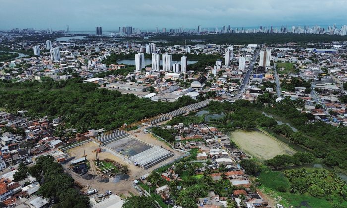 Ponte Júlia Santiago liga os bairros de Areias e Imbiribeira;   80% das obras estão concluídas (Foto: Diego Nigro (drone)/Prefeitura do Recife)