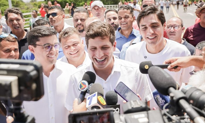 O prefeito João Campos e o vice, Victor Marques, na inauguração da ponte (Foto: Edson Holanda/Prefeitura do Recife)