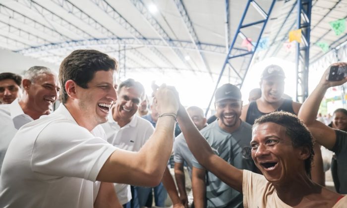 João Campos durante visita a Abreu e Lima (Foto: Edson Holanda)