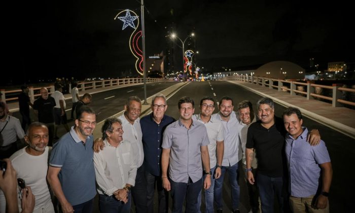 João Campos com o deputado Álvaro Porto, na reabertura da Ponte Giratória: "Está entregue, está segura"(Foto: Edson Holanda/Prefeitura do Recife)