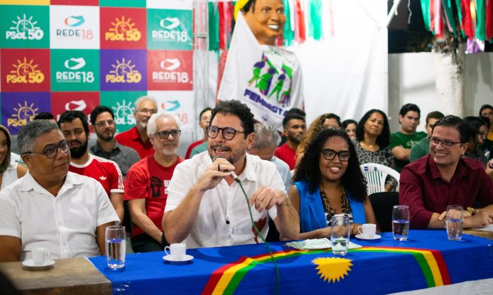 Candidato do PSOL  fala com a imprensa, na Casa Marielle Franco, sede do partido (Foto: Ingrid Velloso/Equipe Ivan Moraes)