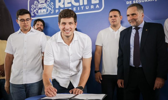 Vice-prefeito Victor Marques, prefeito João Campos e o secretário nacional de Segurança Pública, Mário Sarrubbo, no Compaz do bairro da Linha do Tiro (Foto: Edson Holanda/PCR)