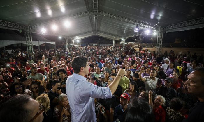 João Campos fala para os moradores, na solenidade (Foto: Edson Holanda/PCR)