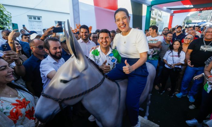 Governadora Raquel Lyra na Estátua do Jerico (Foto: Miva Filho/Secom)