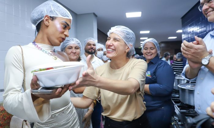 Raquel Lyra, em Salgueiro: programa fornece 44 mil refeições por dia, em todo o estado (Foto: Yacy Ribeiro/Secom)