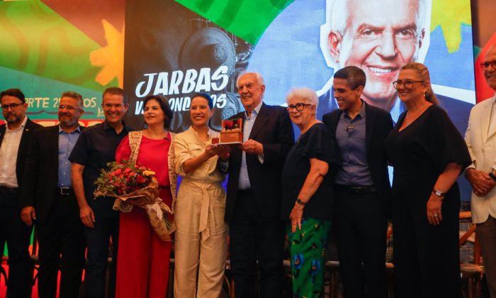 Governadora Raquel Lyra e Jarbas Vasconcelos, homenageado no lançamento da 25ª edição da Fenearte (Foto: Miva Filho/Secom)