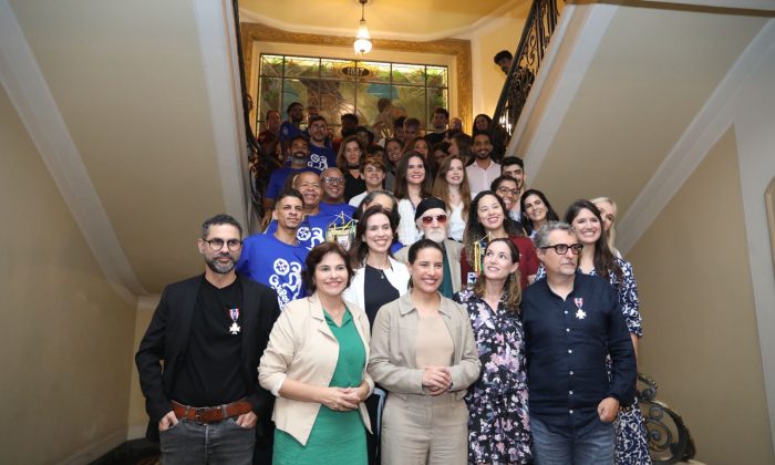 Gabriel Mascaro e Kleber Mendonça Filho, com medalha no peito, e Raquel Lyra, no centro (Foto: Janaína Pepeu/Governo de Pernambuco)