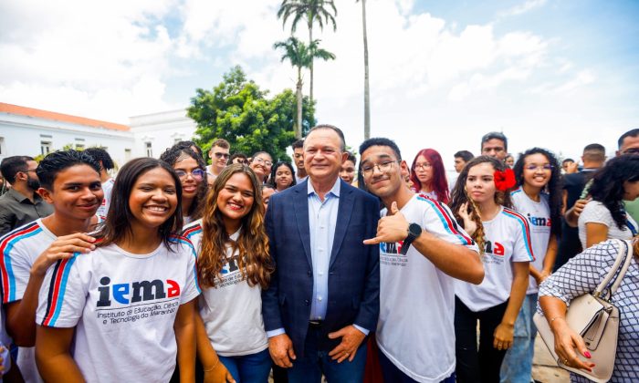 Governador Carlos Brandão com alunos da rede pública. (Foto: Brunno Carvalho/Governo do Maranhão)