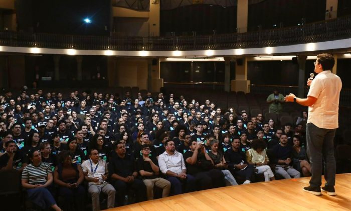 Prefeito Victor Marques destacou a importância dos novos estudantes  para o "futuro do campo tecnológico do Recife" (Fotos: Hélia Scheppa / PCR)