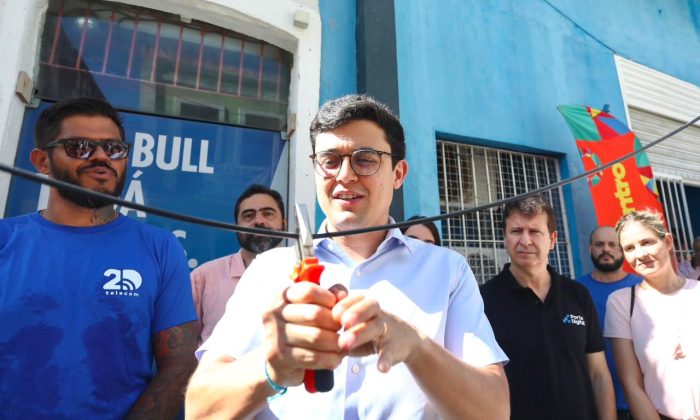 Prefeito Victor Marques e presidente do Porto Digital, Pierre Lucena, no corte simbólico dos fios: A fiação da rede de telecomunicações no Bairro do Recife, que hoje é aérea, passará a ser subterrânea  (Foto: Hélia Scheppa/Prefeitura do Recife)