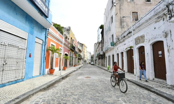 Embutimento de fios na Rua do Apolo foi 100% concluído (Foto: Hélia Scheppa/Prefeitura do Recife)