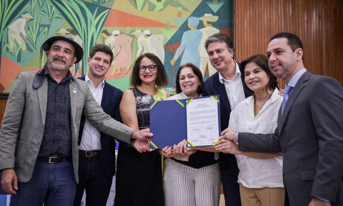 Reitor do IFSertãoPE, Jean Alencar; prefeito João Campos; ministra  Luciana Santos; reitora da UFRPE, Maria José de Sena; ministro  Camilo Santana; vice-governadora de Pernambuco, Priscila Krause, e o prefeito de Águas Belas, Elton Martins - 
(Foto: Edson Holanda/Prefeitura do Recife)