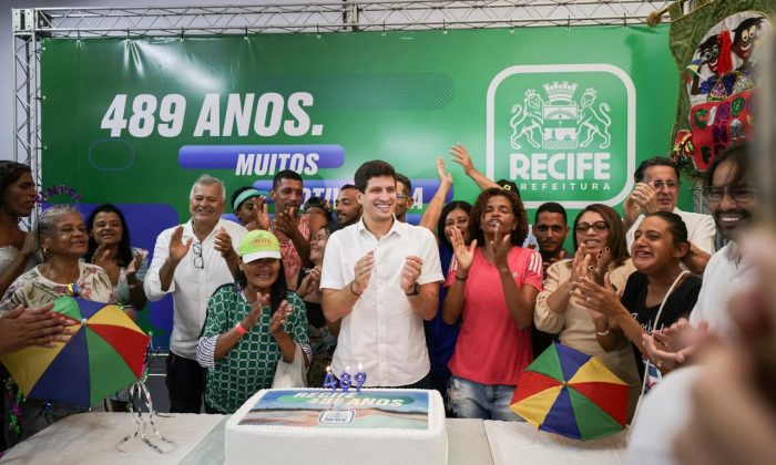 João Campos no Centro Integrado de Atenção à População em Situação de Rua no Recife (CINPOP), no centro: comemoração pelos 489 anos da cidade (Foto: Edson Holanda/Prefeitura do Recifre)