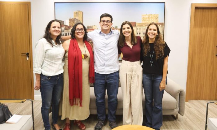 O prefeito Victor Marques com as secretárias Maíra Fischer (Administração),  Glauce Medeiros (Mulher), Luciana Albuquerque (Saúde) e Cecília Cruz (Educação), no anúncio da convocação dos novos servidores (Foto: Marlon Diego/Prefeitura do Recife)