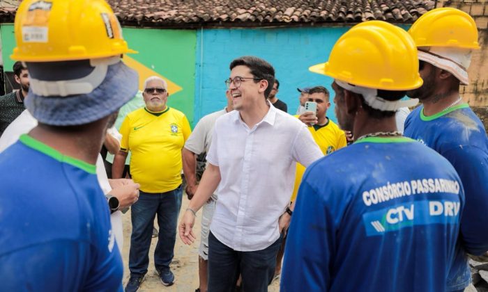 O prefeito Victor Marques com trabalhadores da Construção Civil, o segundo setor que mais criou empregos na capital (Foto: Marlon Diego/Prefeitura do Recife)