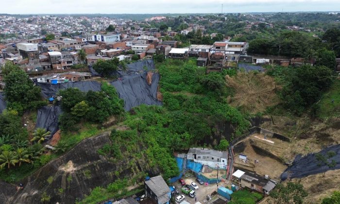 Os serviços serão realizados no bairro de Dois Unidos, em área onde vivem cerca de 400 pessoas (Foto: Ivison Gambarra/Prefeitura do Recife)