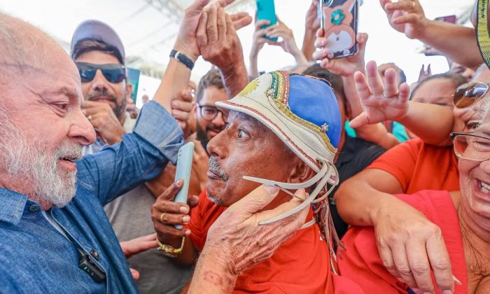 Lula com eleitor em Arcoverde (PE), em 2024 (Foto: Ricardo Stuckert/Presidência da República)