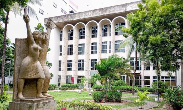 Escultura "Monumento aos estudantes", de Abelardo da Hora, na Unicap (Foto: Divulgação/Unicap)