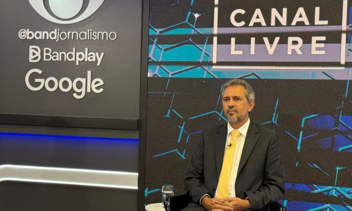 Governador Elmano de Freitas: alerta sobre expansão do crime organizado