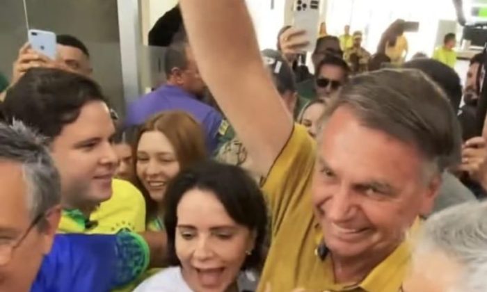Emilia Corrêa (blusa branca) em recepção a Bolsonaro, em Aracaju, em abril de 2024 (Reprodução/Imagem de vídeo em rede social de Emilia Corrêa)