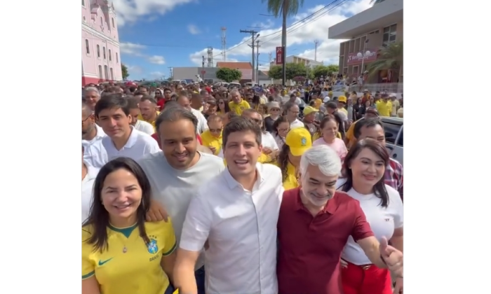 João Campos em Ouricuri, ladeado pela pré-candidata a deputada estadual Josimara Cavalcanti, do Republicanos (com a camisa da Seleção), e pelo pré-candidato ao Senado Humberto Costa, do PT (Foto: Reprodução/Redes Sociais)