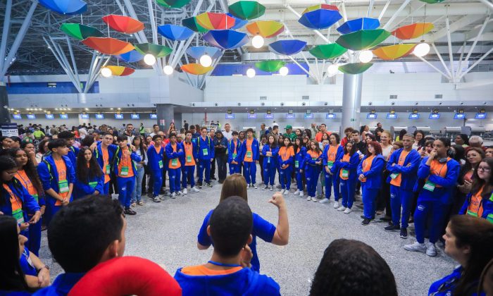 Aeroporto Internacional do Recife, sexta-feira: embarque do grupo que foi para os EUA (Foto: Marlon Diego/Prefeitura do Recife)