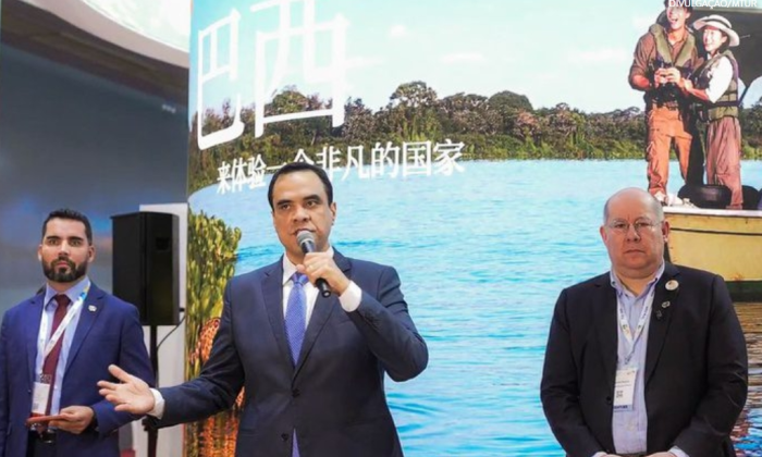 Ministro Gustavo Feliciano, do Turismo, lançou em Xangai guia de investimentos em mandarim com projetos que podem chegar a US$ 4,5 bilhões (Foto: Agência Gov/Via MTur)