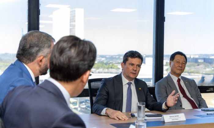 Silvio Costa Filho (de costas) e Sérgio Moro, durante solenidade em Brasília (Foto: Ministério dos Portos e Aeroportos/Ascom)
