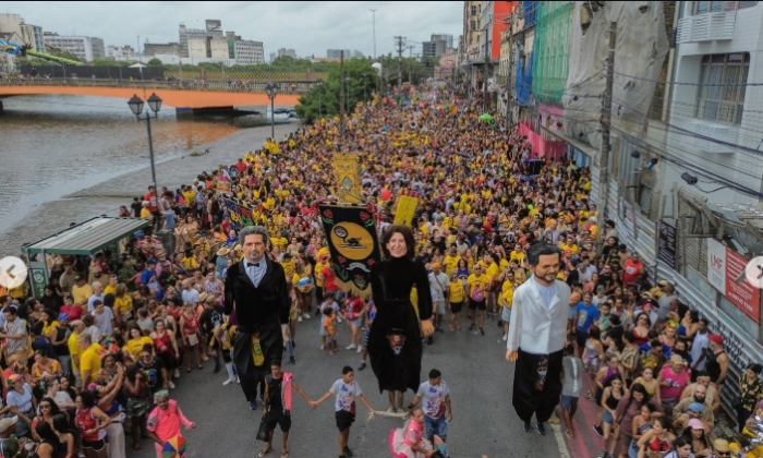 "Kleber", "Fernanda Torres" e "Wagner", conduzindo a multidão no centro do Recife (Foto: Reprodução Rede Social @npr / Brenda Alcântara)