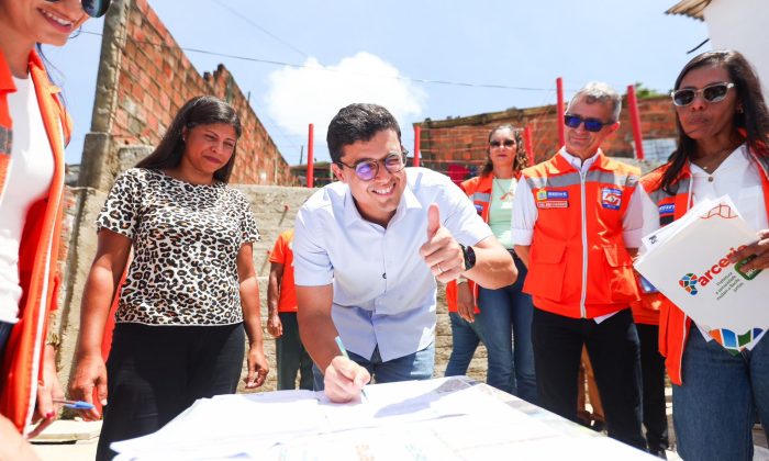 O novo prefeito do Recife, Victor Marques, na comunidade de Parque dos Milagres (Foto: Marlon Diego/Prefeitura do Recife)