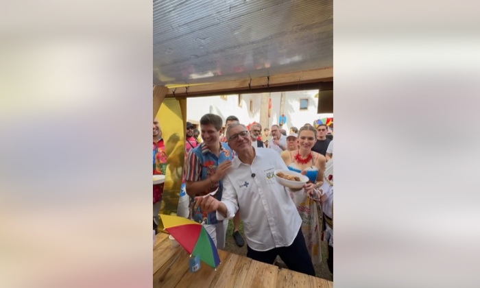 João Campos e o ministro Alexandre Padilha, na saída do desfile do Galo da Madrugada (Imagem: Reprodução/Redes sociais)