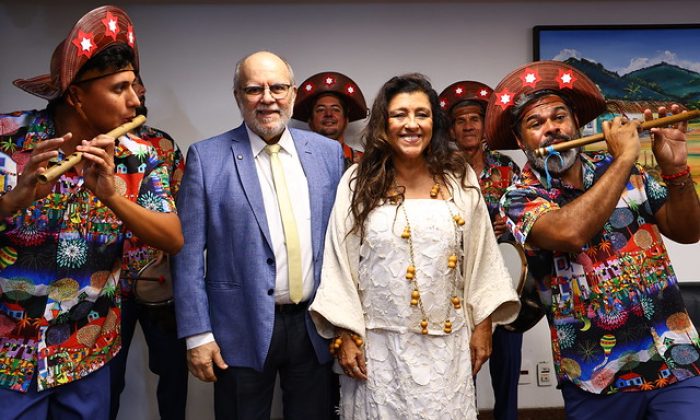 Cidadã Pernambucana: Regina Casé e Waldemar Borges (autor da proposta do título na Alepe), com a Banda de Pífanos Zabumba do Mestre Chiba, do Cabo de Santo Agostinho (Foto: Luana Rocha/Divulgação)