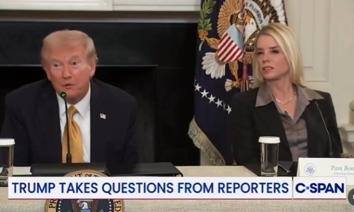 Trump na entrevista em que disse não entender a pergunta da jornalista Sonia Dridi, da França (Reprodução)