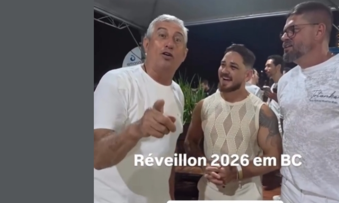 O vereador Bola, de Balneário Camboriú, com Johnny Andrade e Cleiton Zanatta, no Réveillon da cidade (Reprodução/Redes sociais)