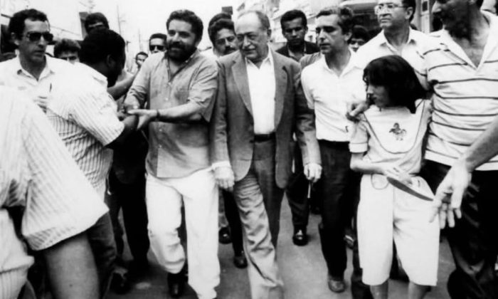 Crato, 7 de dezembro de 1989 - à direita de Lula, com óculos escuros, está Joaquim Pinheiro, sobrinho de Arraes; à esquerda de Arraes, o senador por Pernambuco Mansueto de Lavor (PMDB), nascido em Barbalha, e Marcos Cunha, que fora candidato a prefeito do Crato em 1988, pelo PT (Foto: Reprodução/Redes sociais de Lula)