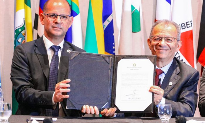 Valder Ribeiro (secretário executivo do Ministério da Integração Nacional) e Francisco Alexandre, superintendente da Sudene (Foto: Elvis Aleluia/Sudene)