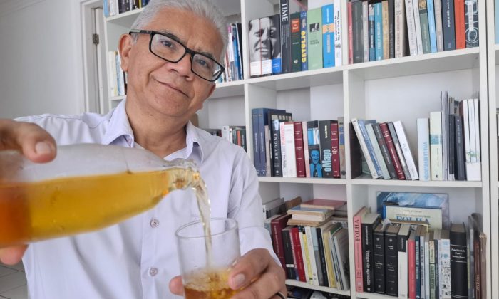 E ainda podemos acrescentar que a cor da cajuína é amarela e que a bebida possui até uma espécie de hino, a conhecida canção de Caetano Veloso intitulada "Cajuína"