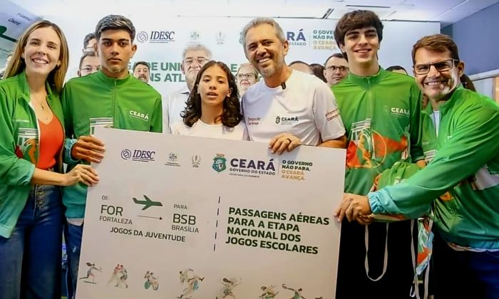 O governador Elmano de Freitas, auxiliares e estudantes, na Arena Castelão (CE) (Foto: Reprodução/Redes Sociais)