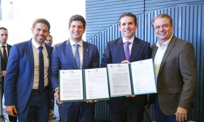João Campos e Hugo Motta, na assinatura do acordo, em Brasília (Foto: Divulgação)