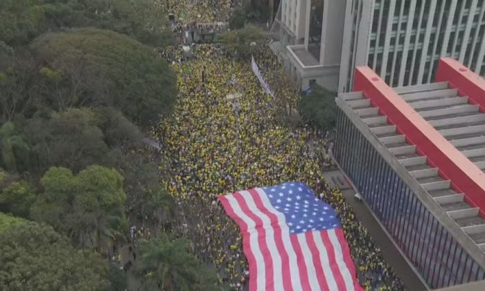 Bandeirão dos Estados Unidos em ato na Av. Paulista (SP), em 7 de setembro de 2025 (Imagem: Reprodução/TV Globo)_