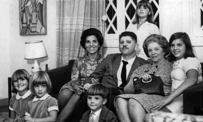 Rubens Paiva com a mãe, a mulher, Eunice Paiva, e os cinco filhos do casal (Reprodução/Memorial da Democracia)