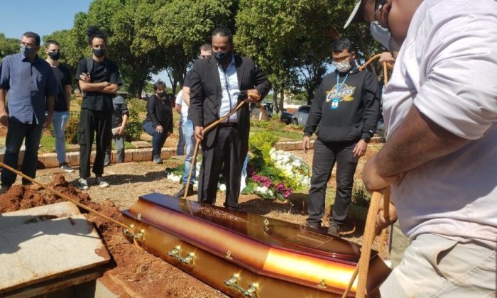 Professor Flávio Muniz, no sepultamento do filho, em 2021 (Foto: Acervo pessoal)