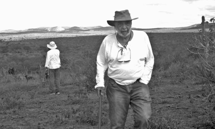 Geraldo Sarno no Sertão pernambucano, nas filmagens do seu último filme, Sertânia (2020) (Foto: Divulgação)