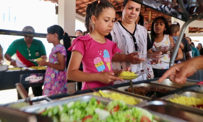 Cada aluno pode levar um acompanhante adulto - se forem dois alunos da mesma família, podem ter 2 acompanhantes (Foto: Jorsuey Correia/Pref. de Garanhuns)