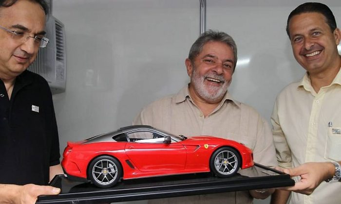 Lula, Eduardo Campos e o então presidente mundial da Fiat, Sergio Marchionne, no lançamento da pedra fundamental da fábrica da Fiat, em 28/12/2010 (Foto:  Roberto Stuckert/PR)