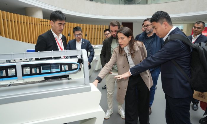 Raquel Lyra com representantes da China Railway Rolling Stock Corporation Sifang (CRRC), fabricante chinesa de equipamentos para o transporte ferroviário (Foto: CRRC/Divulgação)