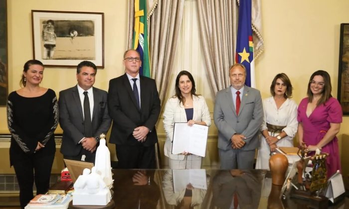 Renato Leite (com terno cinza) em sua posse, ao lado da governadora Raquel Lyra, em 25 de janeiro de 2024 (Foto: Hesíodo Goes/Secom)