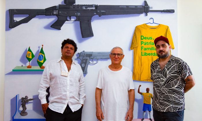 Bruno Albertim, Renato Valle (autor da peça que aparece ao fundo, "Natureza morta") e Diogo Dobbin – Todë (Foto: Luciana Ourique / Divulgação)