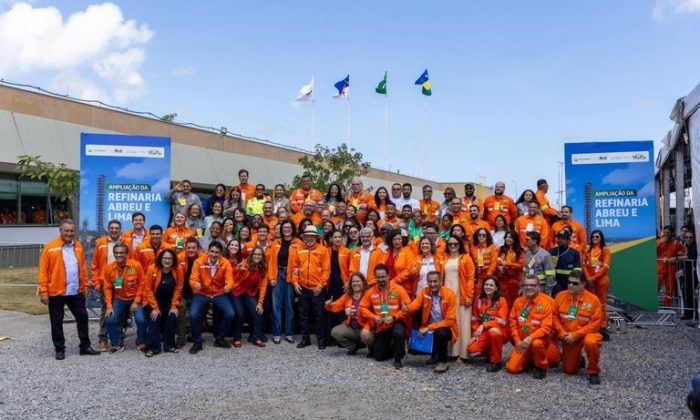 Lula com integrantes de sua comitiva e trabalhadores da Refinaria Abreu e Lima (Foto: Jonilton Lima/MPor)