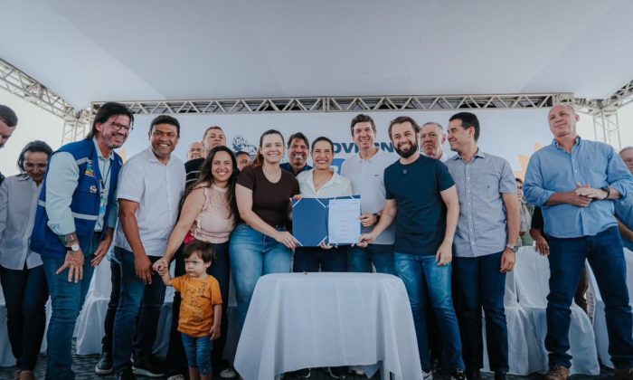 Raquel Lyra com a prefeita em exercício de Caruaru, Dayse Silva (de blusa preta), e outras autoridades (Foto: Janaína Pepeu/Secom)